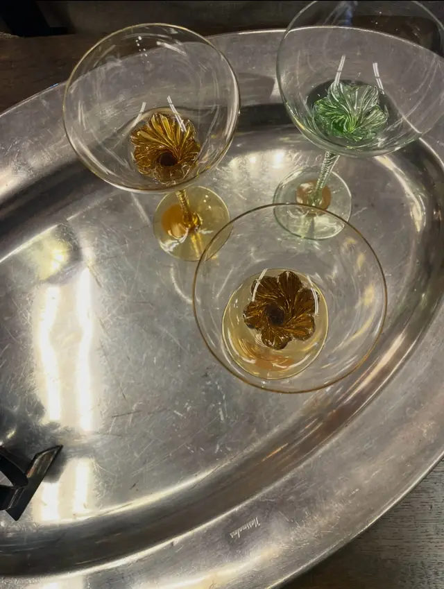 Vintage coupeglas med glasblommor på en tennbricka