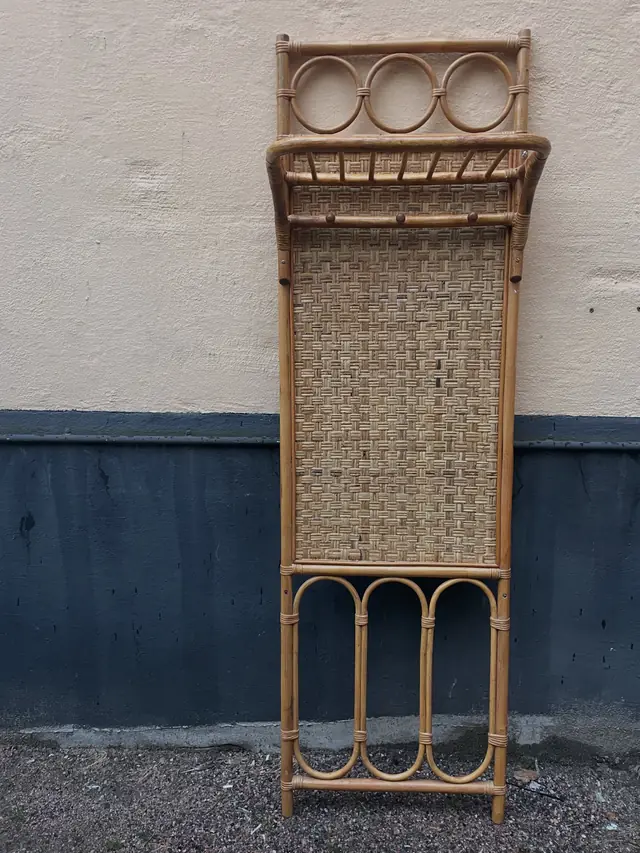 Hög hylla i rotting och flätad bambu